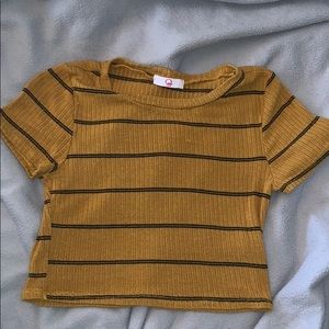 Juniors cropped yellow and black tee